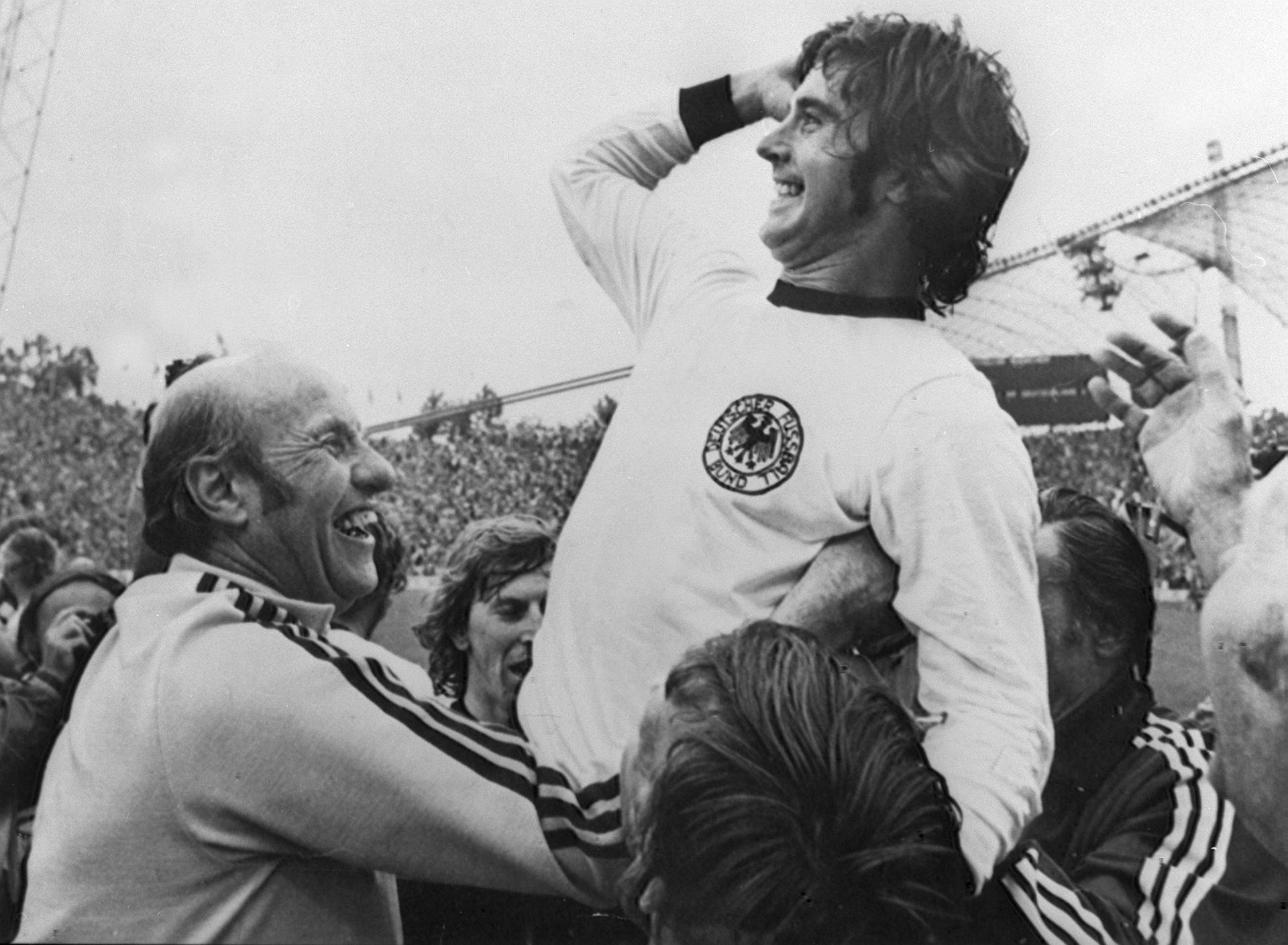 Los reyes del gol: Los máximos goleadores históricos de los Mundiales Gerd Müller (d.) en una fotografía de archivo de un partido con la selección alemana.-EFE/jgb
