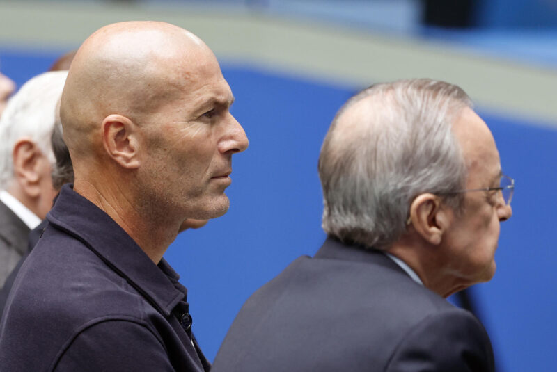 El entrenador Zinedine Zidane (i) junto al presidente del Real Madrid, Florentino Pérez. EFE/ Chema Moya