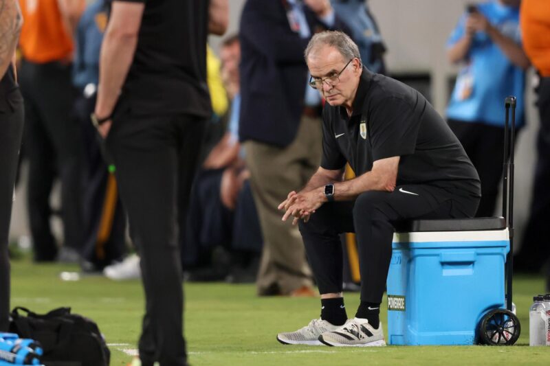 Uruguay vs Colombia: una 'final anticipada' en la Copa America El seleccionador uruguayo, Marcelo Bielsa (d), fue registrado el pasado 27 de junio, durante un partido con Bolivia válido por el grupo C de la Copa América 2024, en el estadio MetLife de East Rutherford (Nueva Jersey, EE.UU.). EFE/Justin Lane