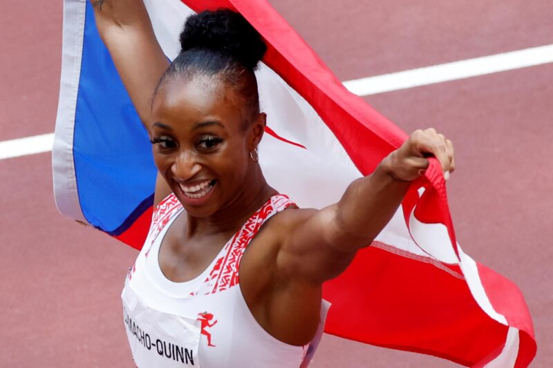 Fotografía de archivo, tomada el 2 de agosto de 2021, en la que se registró a la atleta puertorriqueña Jasmine Camacho-Quinn, al ondear la bandera de su país, tras ganar la medalla de oro en la prueba femenina de los 100 metro con vallas del atletismo de los Juegos Olímpicos 2020, en el Estadio Olímpico de Tokio (Japón). EFE/Alberto Estévez