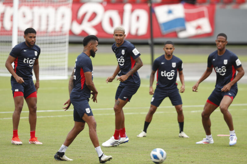 Copa América: ¿Quiénes pagan más en las apuestas de cuartos de final? Fotografía de archivo de un entrenamiento de la selección de Panamá como el que cumplió este jueves muy temprano en la ciudad de Phoenix (Arizona), para huir del calor extremo, antes de su partido del sábado contra Colombia en la fase de cuartos de final de la Copa América de Estados Unidos. EFE/ Bienvenido Velasco