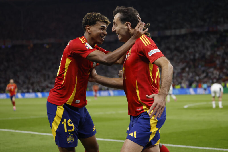 Los jugadores de la selección española Lamine Yamal y Mikel Oyarzabal celebran el segundo gol del equipo español durante el encuentro correspondiente a la final de la Eurocopa que disputan hoy Domingo España e Inglaterra en el Estadio Olímpico de Berlín. EFE /Alberto Estevez