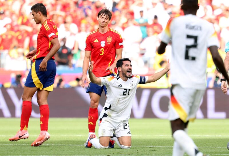 España sorprende y deja fuera de la EURO 2024 a Alemania El central Robin Le Normand se lamenta mientras el alemán Ilkay Guendogan pide amarilla para el español durante el partido de cuartos de la Eurocopa 2024 entre España y Alemania en Stuttgart, Alemania EFE/EPA/FRIEDEMANN VOGEL