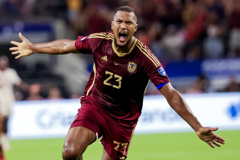 José Salomón Rondón de Venezuela reacciona luego de hacer el gol contra Canadá en la Copa América 2024. Entre los jugadores del TOW EFE/EPA/KEVIN JAIRAJ