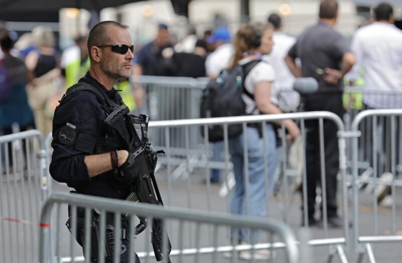 Más de 50.000 policías, gendarmes y militares constituyen esta tarde el mayor dispositivo de fuerzas del orden que se ha desplegado en París, con ocasión de la ceremonia de inauguración de los Juegos Olímpicos que ha trastocado totalmente el transporte y el funcionamiento habitual de la ciudad. EFE/EPA/RONALD WITTEK