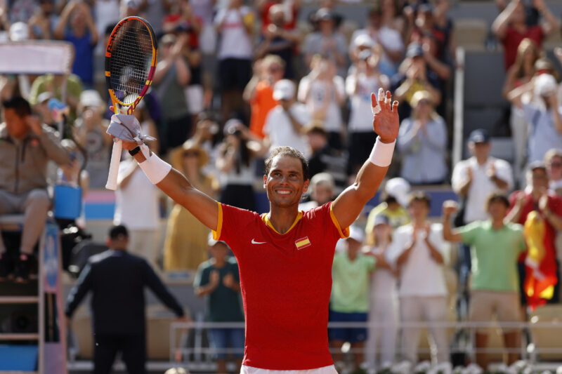 El tenista español Rafa Nadal celebra tras vencer al húngaro Marton Fucsovics en la primera ronda individual masculina de los Juegos Olímpicos de París 2024 en la pista Philippe-Chatrier del complejo de tenis Roland Garros, este domingo en París, Francia. EFE/ Juanjo Martín