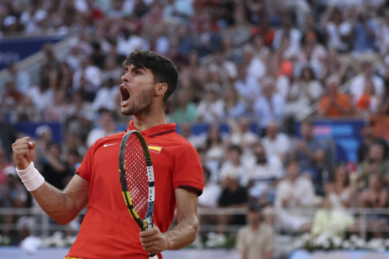 El tenista español Carlos Alcaraz reacciona ante el holandés Tallon Griekspoor durante el partido de tenis de segunda ronda individual masculino celebrado en el marco de los Juegos Olímpicos de París, este lunes, en la pista Pista Philippe-Chatrier de la capital francesa. EFE/ Juanjo Martín