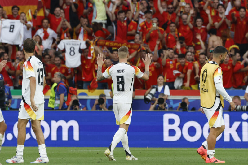 Toni Kroos (C) tras el partido de cuartos de la Eurocopa 2024 entre España y Alemania en Stuttgart, Alemania EFE/ J J Guillen
