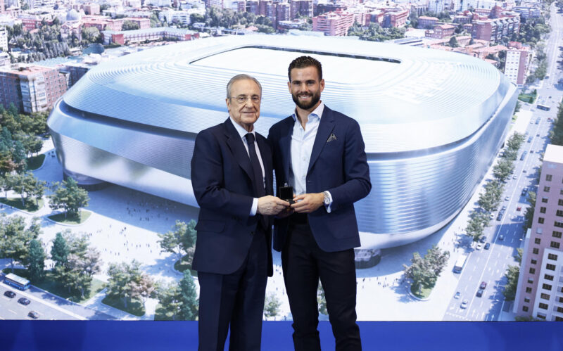 El presidente del Real Madrid, Florentino Pérez, posa junto a Nacho Fernández, ya defensa del Al Qadsiah, durante su despedida oficial como jugador del Real Madrid. EFE/Realmadrid.com -SOLO USO EDITORIAL/SOLO DISPONIBLE PARA ILUSTRAR LA NOTICIA QUE ACOMPAÑA (CRÉDITO OBLIGATORIO)-