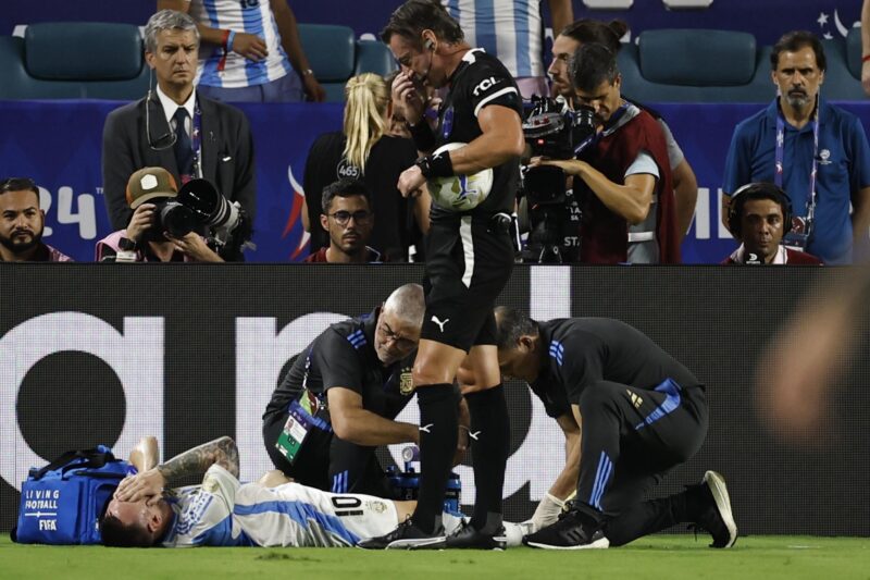 Argentina's reign, chaos, criticism and Copa America's highlights El atacante y capitán de Argentina, Lionel Messi, fue registrado este domingo, 14 de julio, al lamentarse de un golpe que recibió, durante la final de la Copa América 2024, en el estadio Hard Rock de Miami (Florida, EE.UU.). Messi se retiró en el segundo tiempo luego de lesionarse solo al intentar hacer una sprint en una carrera. EFE/CJ Gunther