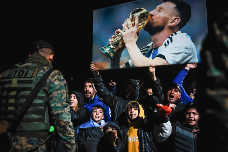 Aficionados de la selección argentina de fútbol fueron registrados este lunes, 15 de julio, al recibir a parte del equipo que ganó la víspera la Copa América 2024, en Ezeiza (Argentina). EFE/Juan Ignacio Roncoroni