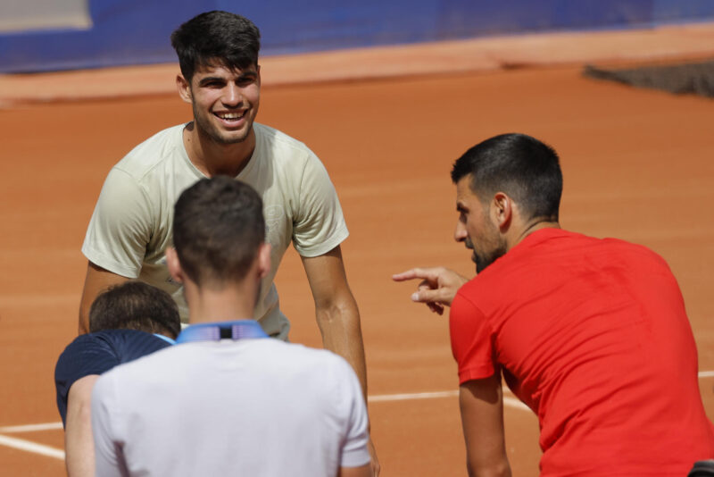 Carlos Alcaraz y Novak Djokovic, este jueves en París. EFE/ Lavandeira Jr