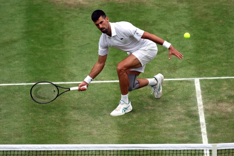 Wimbledon (Reino Unido), 12/07/2024.- El tenista serbio Novak Djokovic durante la semifinal que le ganó al italiano Lorenzo Musetti y que le dio el pase a la final del torneo de Wimbledon, en la que se medirá al español Carlos Alcaraz. EFE/EPA/ADAM VAUGHAN EDITORIAL USE ONLY