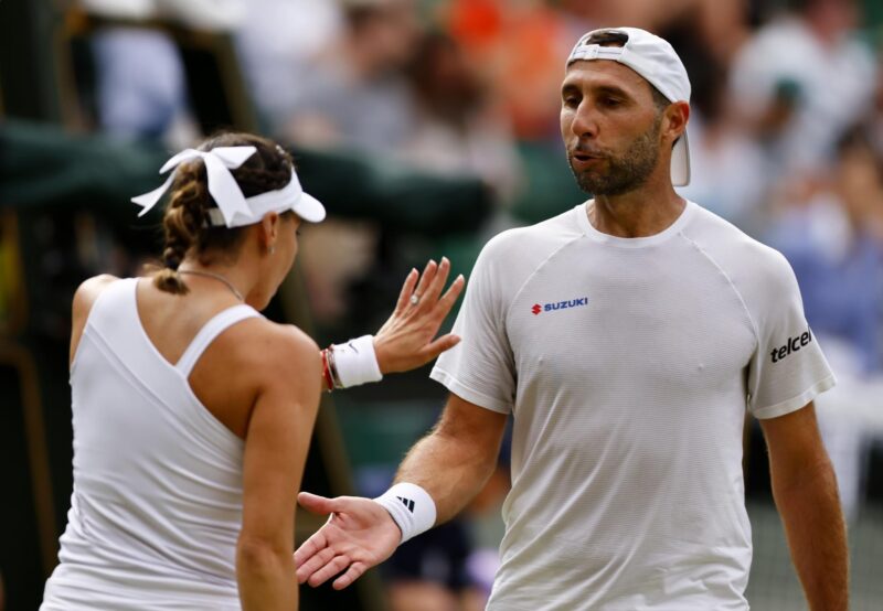 Los mexicanos Santiago González y Giuliana Olmos en Wimbledon, Reino Unido. EFE/EPA/TOLGA AKMEN EDITORIAL USE ONLY