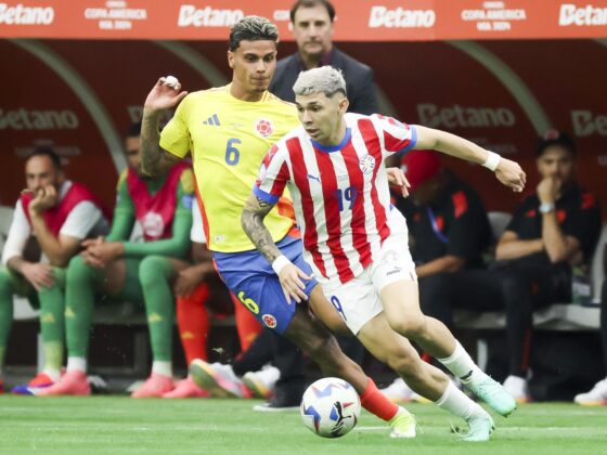 El atípico caso de Richard Ríos: del futbol sala al futbol profesional en la imagen el centrocampista colombiano Richard Rios (L) en la Copa América-. EFE/EPA/LESLIE PLAZA JOHNSON