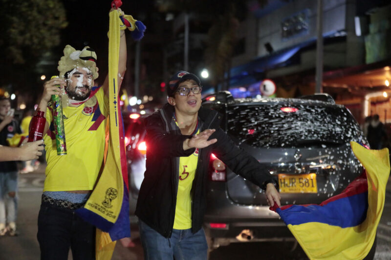 Aficionados de la selección colombiana de fútbol celebran el paso a la final de la Copa América este miércoles en la ciudad de Bogotá (Colombia). EFE/ Carlos Ortega