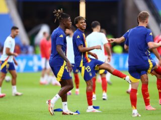 El trofeo es presentado en el estadio antes de la final de la Eurocopa 2024 que se celebra esta noche entre las selecciones de España e Inglaterra. EFE/Alberto Estévez