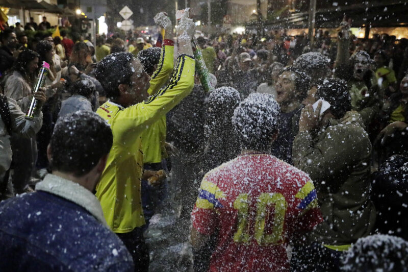 Aficionados de la selección colombiana de fútbol celebran el paso a la final de la Copa América este miércoles en la ciudad de Bogotá (Colombia). EFE/ Carlos Ortega