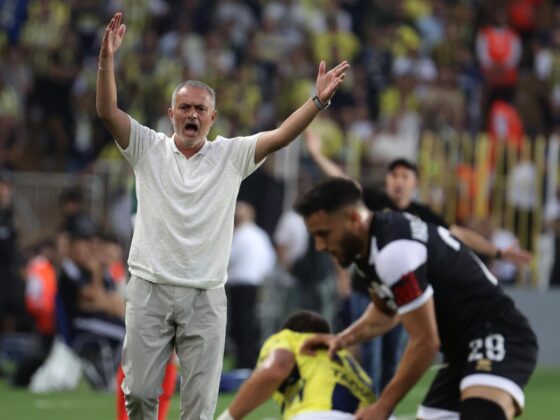 Amarga noche para Jose Mourinho y el Fenerbahce en Europa League Mourinho gesticula durante el partido de este martes. EFE/EPA/ERDEM SAHIN