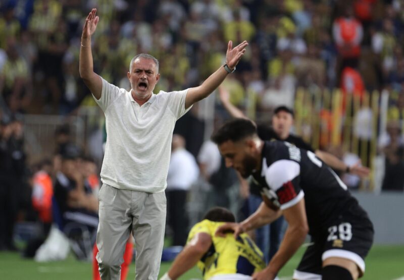 Mourinho gesticula durante el partido de este martes. EFE/EPA/ERDEM SAHIN