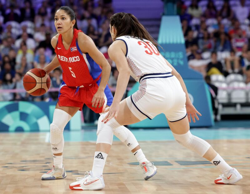 París 2024: Puerto Rico dice adiós a sueño olímpico en básquet femenil La jugadora de Puerto Rico Pamela Rosado (I) en acción ante la serbia Aleksandra Katanic durante el partido de baloncesto del grupo A jugado en el Pierre Mauroy Stadium en Villeneuve-d'Ascq, Francia.. EPA/ALEX PLAVEVSKI