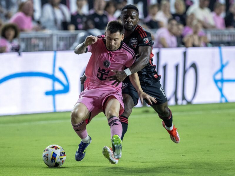Fotografía de archivo en la que se registró al atacante estrella del Inter Miami, el argentino Lionel Messi (i), al defender un balón ante la marca del colombiano Cristian Dájome, delantero del D.C. United, durante un partido de la MLS. Dájome aportó un doblete para que su equipo volviera a la victoria por 2-1 sobre Nashville, luego de 12 jornadas. EFE/Cristóbal Herrera