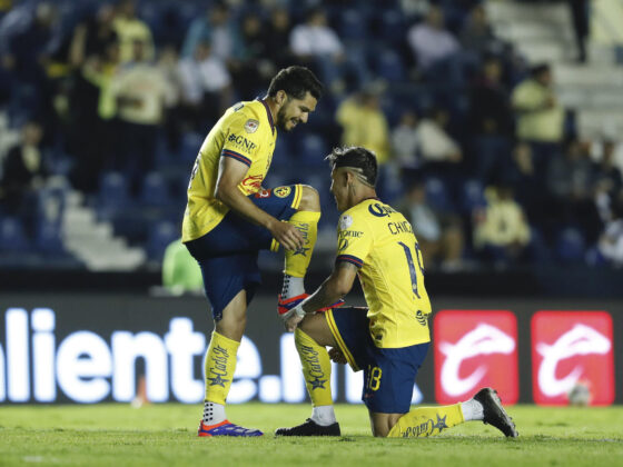 J14: América vence a Rayados y mantiene vivo el sueño de Liguilla Henry Martín (i) y Cristian Calderón de América celebran un gol durante un partido de la jornada 2 de la Liga MX entre América y Querétaro, este viernes en el estadio de la Ciudad de los Deportes, en Ciudad de México (México). EFE/ Sáshenka Gutiérrez