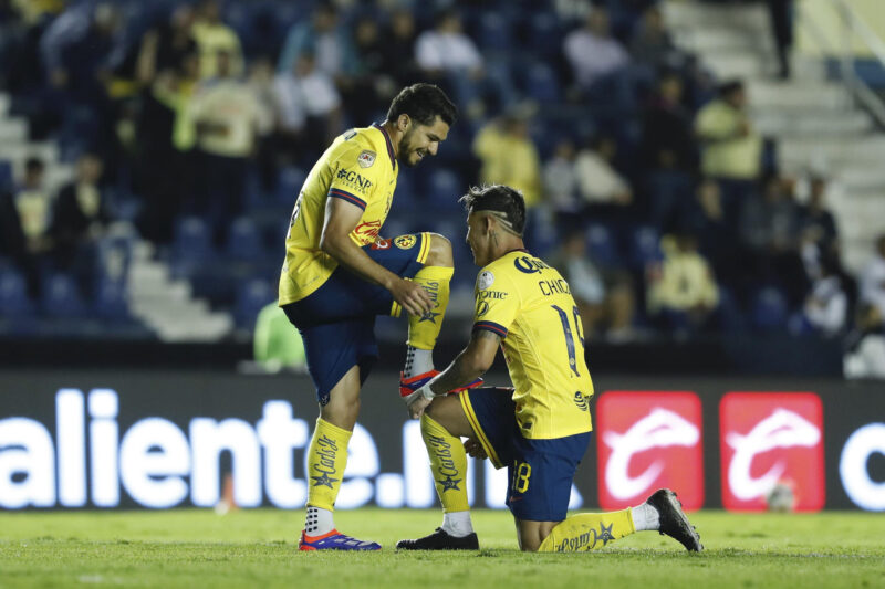 J14: América vence a Rayados y mantiene vivo el sueño de Liguilla Henry Martín (i) y Cristian Calderón de América celebran un gol durante un partido de la jornada 2 de la Liga MX entre América y Querétaro, este viernes en el estadio de la Ciudad de los Deportes, en Ciudad de México (México). EFE/ Sáshenka Gutiérrez