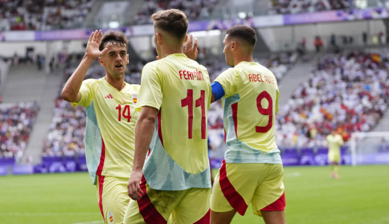 El futbolista español Fermín López (c) celebra con sus compañeros Abel Ruiz (d) y Aimar Oroz (i) tras marcarle un gol a la República Dominicana durante el partido del Grupo C de fútbol masculino de los Juegos Olímpicos de París 2024 disputado en el Estadio de Burdeos. EFE/ M. Reino