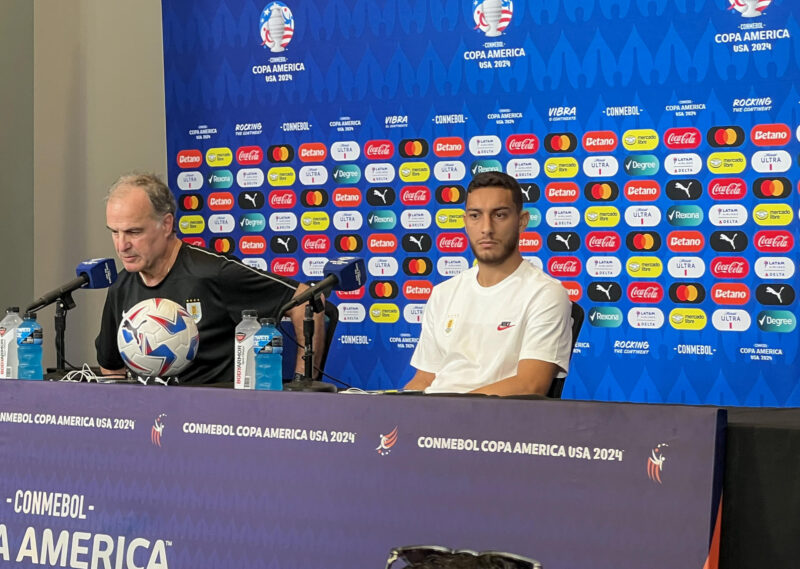 El seleccionador Marcelo Bielsa (i) de Uruguay habla durante una rueda de prensa en Charlotte (EEUU). EFE/ Andrea Montolivo