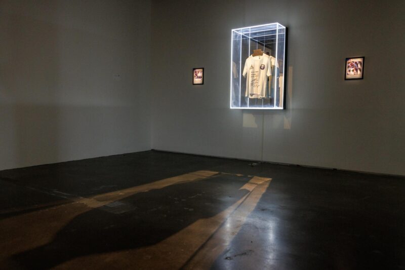 Se expone camiseta de Maradona del Mundial de 1986 a subasta Vista de la forma como ha quedado expuesta al público desde este viernes en la sede de Sotheby's en Nueva la camiseta de la selección de Argentina que Diego Maradona usó en las semifinales del Mundial de 1986 y que será subastada este 22 de agosto. EFE/EPA/SARAH YENESEL