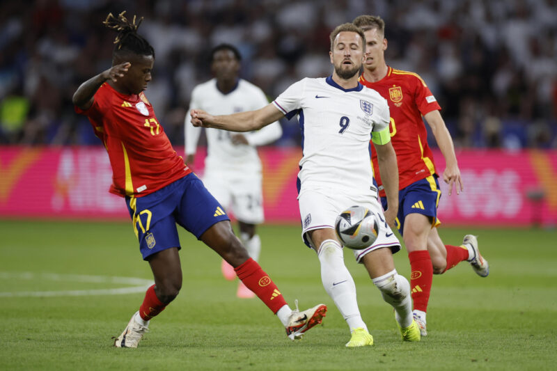 El delantero de la selección española, Nico Williams (i), disputa el balón ante el delantero de la selección de inglaterra, Harry Kane, durante el encuentro correspondiente a la final de la Eurocopa que disputan España e Inglaterra en el Estadio Olímpico de Berlín. EFE / Alberto Estévez.