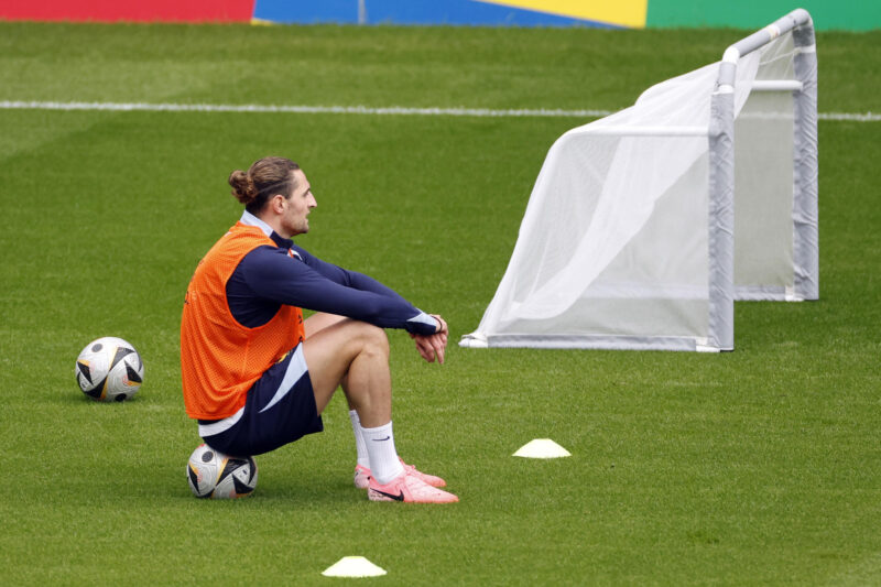 Adrien Rabiot, durante un entrenamiento de fútbol en Paderborn, lugar de concentración de la selección francesa en la Eurocopa de Alemania EFE/Alberto Estevez