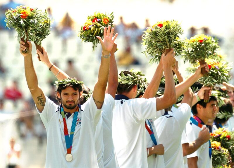 Imagen de la celebración de los futbolistas paraguayos que conquistaron la medalla de plata en los Juegos Olímpicos de Atenas 2004. Veinte años después una selección Albirroja se alista para repetir la historia, o igualarla, en París. EFE/EDUARDO ABAD