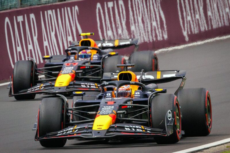 ¿Cuál es la sanción a Max Verstappen en el Gran Premio de Bélgica? El neerlandés Max Verstappen (Red Bull) y su compañero Sergio Pérez, durante los entrenamientos de este viernes. EFE/EPA/OLIVIER MATTHYS