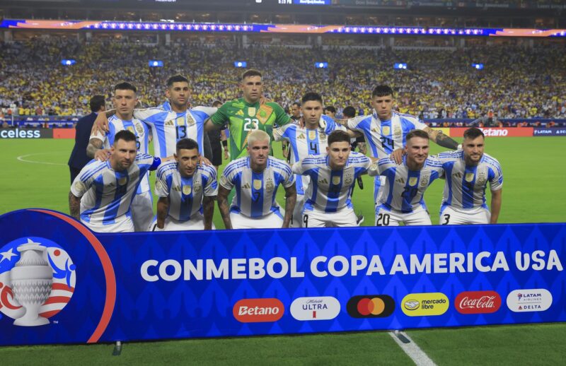 El equipo titular de Argentina que disputó la final de la Copa América 2024 fue registrado este domingo, 14 de julio, antes de enfrentarse a Colombia, en el estadio Hard Rock de Miami (Florida, EE.UU.). EFE/Cristóbal Herrera