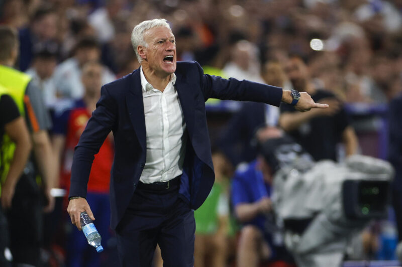 El entrenador de la selección francesa, Didier Deschamps, durante el partido de semifinales de la Eurocopa de fútbol que España y Francia disputaron este martes en Múnich. EFE/Alberto Estévez