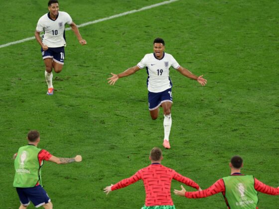 Inglaterra elimina a Países Bajos con anotación de último momento El delantero Oliver Watkins (c) celebra el gol de la victoria durante la primera parte de la segunda semiifnal de la Eurocopa entre Países Bajos e Inglaterra en Dortmund, Alemania EFE/EPA/GEORGI LICOVSKI