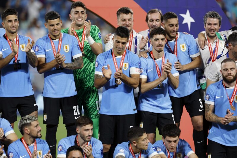 Copa America: From Canada's scare to Luis Suarez's "last bullet" El capitán de Uruguay, Luis Suárez (c), en medio de varios de sus compañeros, fue registrado este sábado,13 de julio, al posar con la medalla del tercer puesto de la Copa América 2024, luego de imponerse a Canadá en la definición de cobros penales y tras empatar 2-2 en el penúltimo partido de la edición 48 del certamen, en el estadio Bank of America de Charlotte (Carolina del Norte, EE.UU.). EFE/Erik S. Lesser