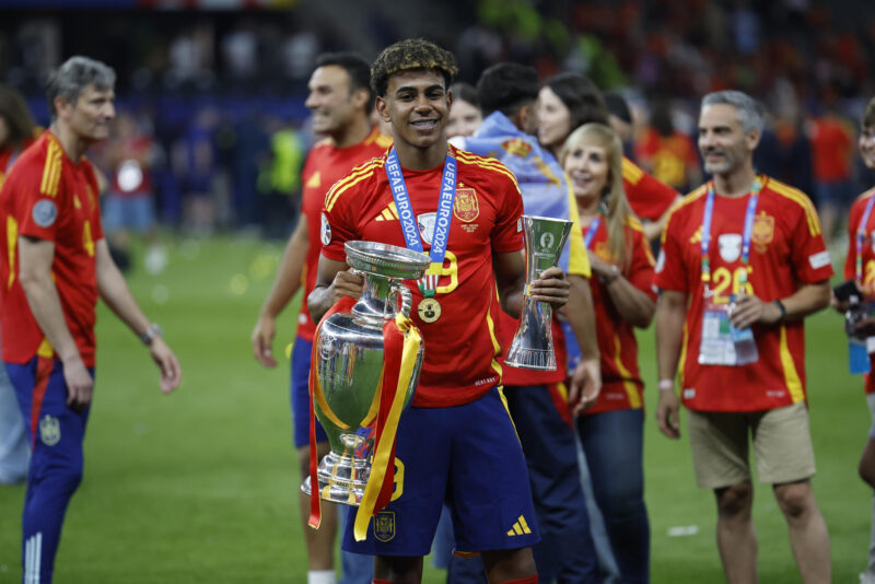 El jugador de la selección española Lamine Yamal, mejor jugador más joven del campeonato, con el trofeo durante la celebración de la victoria de la Eurocopa, tras vencer a Inglaterra en el partido de la final disputado en el Estadio Olímpico de Berlín. EFE/Alberto Estévez