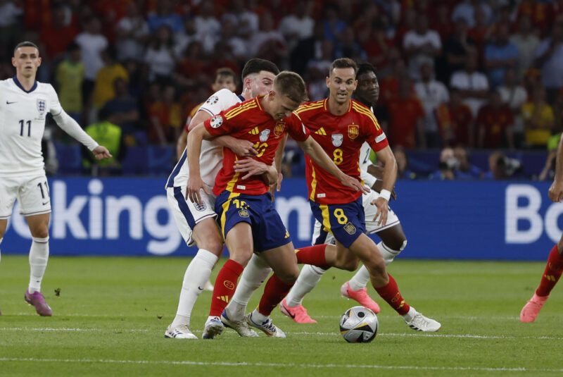 El delantero español Dani Olmo intenta controlar el balón ante el centrocampista de la selección inglesa Declan Rice (i), durante el encuentro correspondiente a la final de la Eurocopa que disputan España e Inglaterra en el Estadio Olímpico de Berlín. EFE /J.J. Guillén