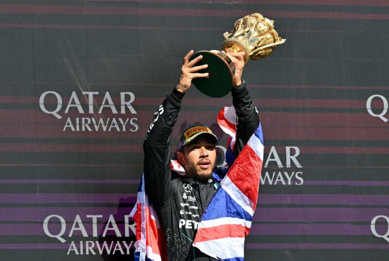 El séptuple campeón del mundo inglés Lewis Hamilton (Mercedes) celebra la victoria con su equipo en Silverstone, Reino Unido. EFE/EPA/PETER POWELL