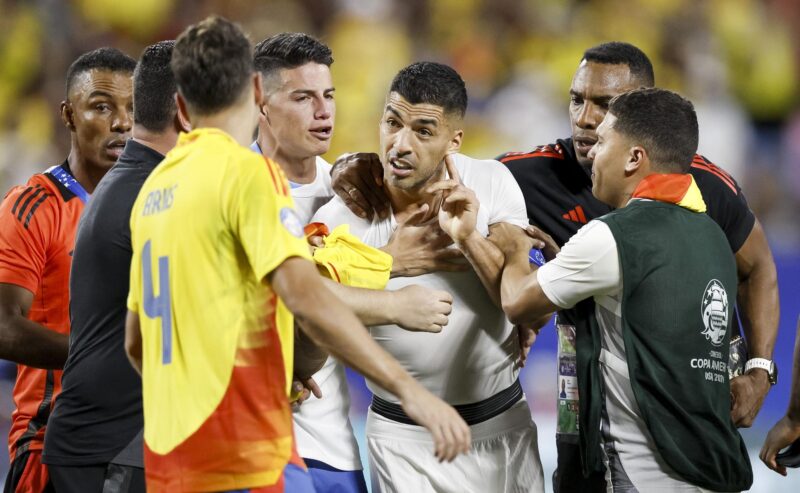Asociación de Uruguay: "Hubo gente en estado de choque, de pánico" El delantero uruguay Luis Suárez (3-d) fue registrado este miércoles, 10 de julio, al discutir con el defensa colombiano Santiago Arias (3-i) y con el capitán cafetero, James Rodríguez (4-i), al final de la segunda semifinal de la Copa América, en el estadio Bank of America de Charlotte (Carolina del Norte, EE.UU.). EFE/Erik S. Lesser