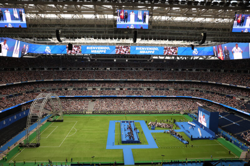 Las 11 sedes españolas del Mundial 2030, ¡Descubrelas Aquí! Vista general de la presentación del francés Kylian Mbappé como nuevo jugador del club, en el estadio Santiago Bernabéu de Madrid, en una foto de archivo. EFE/ Ballesteros