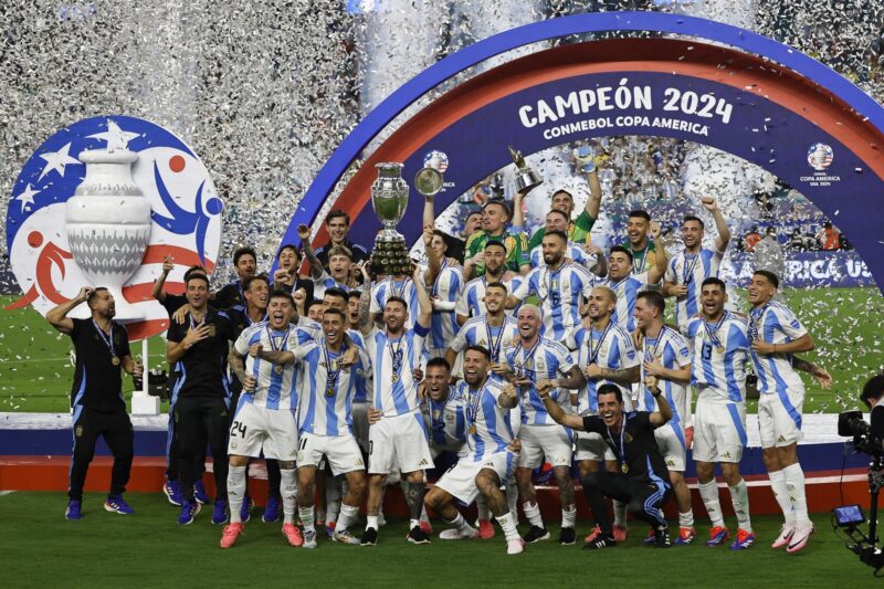 Argentina's reign, chaos, criticism and Copa America's highlights Los jugadores de Argentina celebran ganar la final de la Copa América. EFE/EPA/CJ GUNTHER