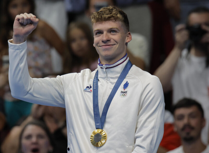 El francés Leon Marchand con la medalla de oro tras la final de 400m Estilos Individual Masculino, en La Defense Arena en Nanterre, Francia, con motivo de los Juegos Olímpicos París 2024, este domingo. EFE/ Lavandeira Jrr