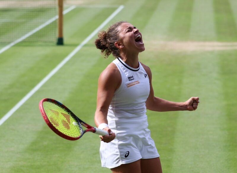 Jasmine Paolini derrotó a la croata Donna Vekic en un durísimo partido (2-6, 6-4 y 7-6 (8)) para convertirse en la primera italiana en la historia en jugar la final de Wimbledon.EFE/EPA/TOLGA AKMEN