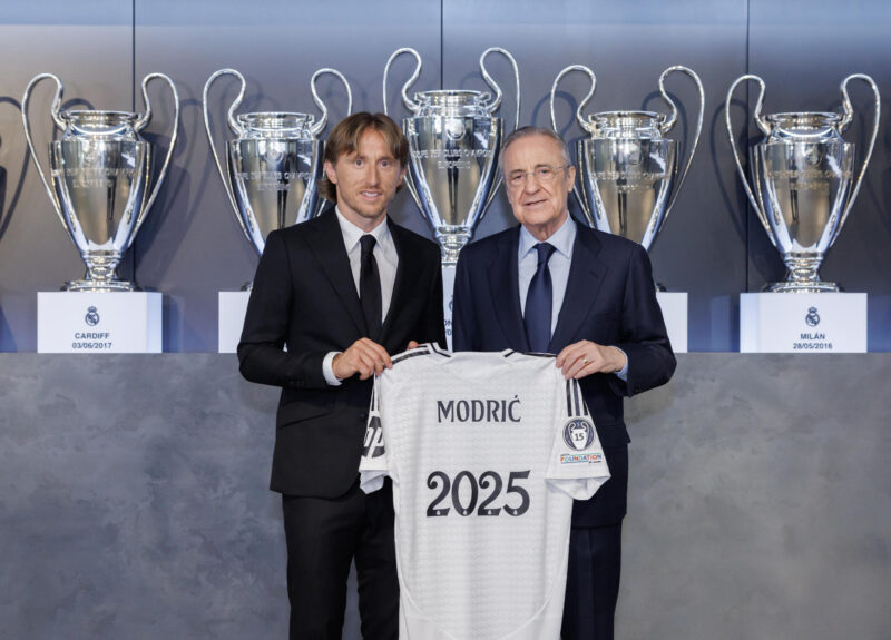 El presidente del Real Madrid, Florentino Pérez (d), posa junto al centrocampista croata Luka Modric (i), que ha firmado su renovación con el club hasta el 30 de junio de 2025, este miércoles en un acto en la Ciudad Deportiva Real Madrid en Valdebebas, Madrid. EFE/Real Madrid SOLO USO EDITORIAL/ SOLO USO PERMITIDO PARA ILUSTRAR LA NOTICIA QUE ACOMPAÑA/ (CRÉDITO OBLIGATORIO)