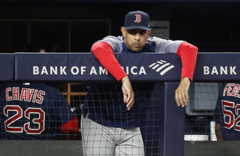 La MLB y Boston Red Sox pisarán suelo mexicano en 2025 Fotografía de archivo en la que se registró al manager de los Medias Rojas de Boston, el puertorriqueño Alex Cora, durante un partido de la MLB, en el Yankee Stadium de Nueva York (NY, EE.UU.). EFE/Justin Lane