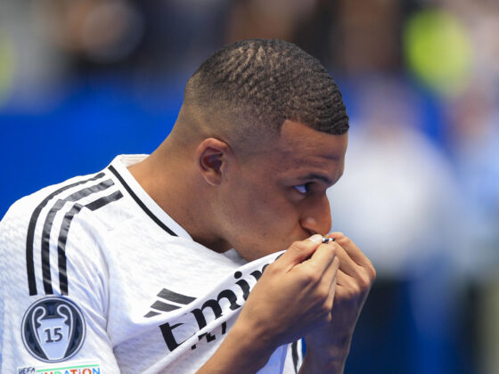 Ancelotti descarta rompimiento en el Real Madrid por llegada de Mbappé El francés Kylian Mbappé besa el escudo del Real Madrid durante su presentación como nuevo jugador del club, este martes en el estadio Santiago Bernabéu de Madrid. Mbappé ha firmado este martes el contrato que le une al conjunto blanco para las próximas cinco temporadas. EFE/Chema Moya